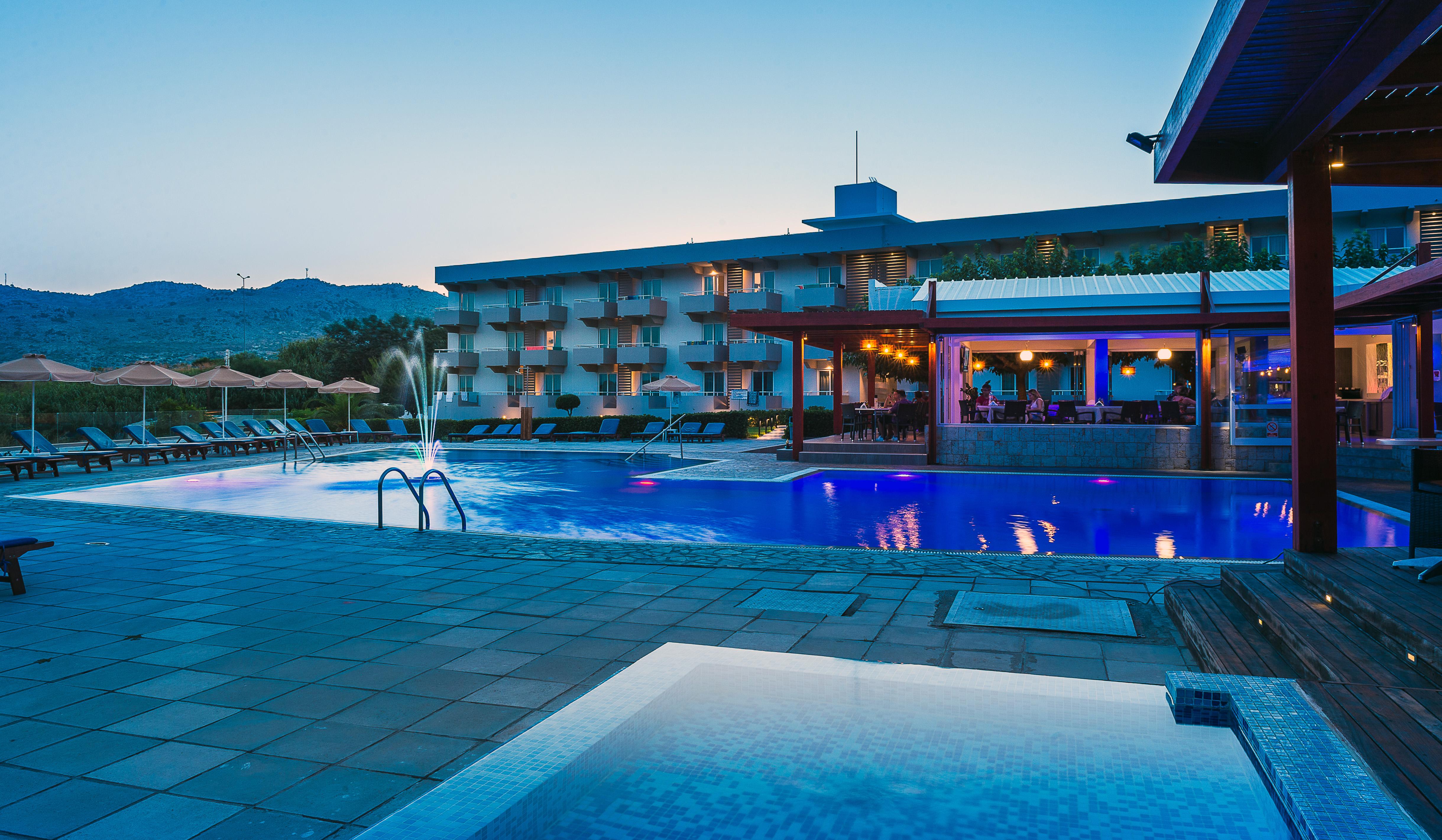 Hotel Zoes & 3*